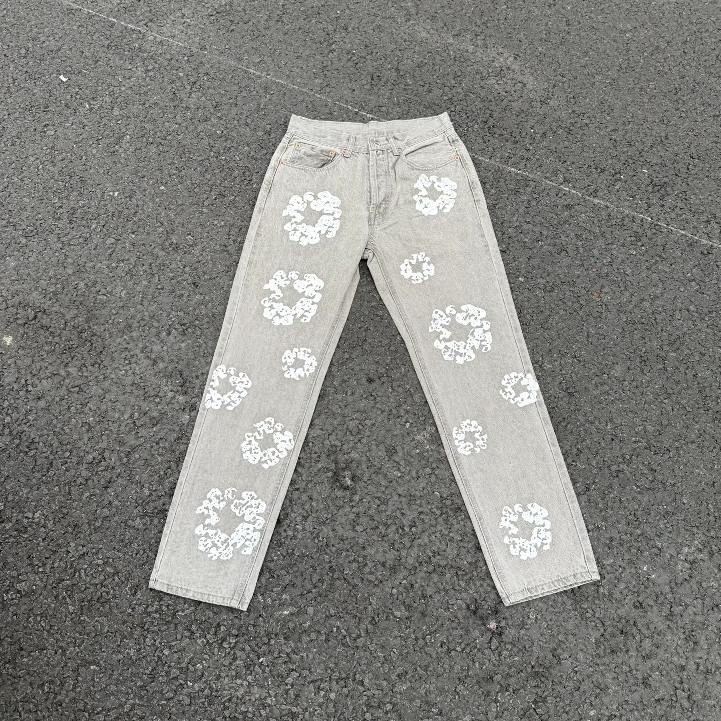 #8197 P220💰 DENIM TEARS Kapok American niche brand printed washed straight jeans. Produced by a major washed factory. Full of high-end feel. Knee part destroyed design with patchwork design. Already used as facade design. Leather waist nameplate. The focus of this style is not on washing, but on the destroyed shape and version. The secret lies in the craftsmanship of the master. The cost of post-production grinding, machining, knife cutting, etc. is far beyond comparison with assembly line products. Color: black, blue, gray. Size: 28-36 (corresponding to S-XXL)